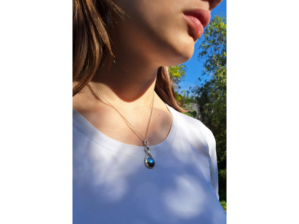 blue-pearl-eternity-pendant on model