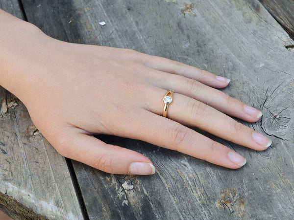 diamond solitaire ring gold - Luxembourg on model